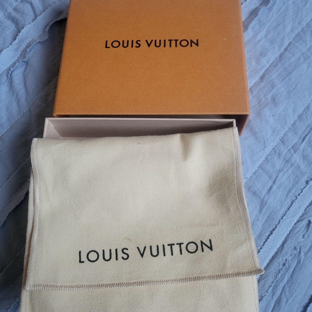 LV box and dustbag